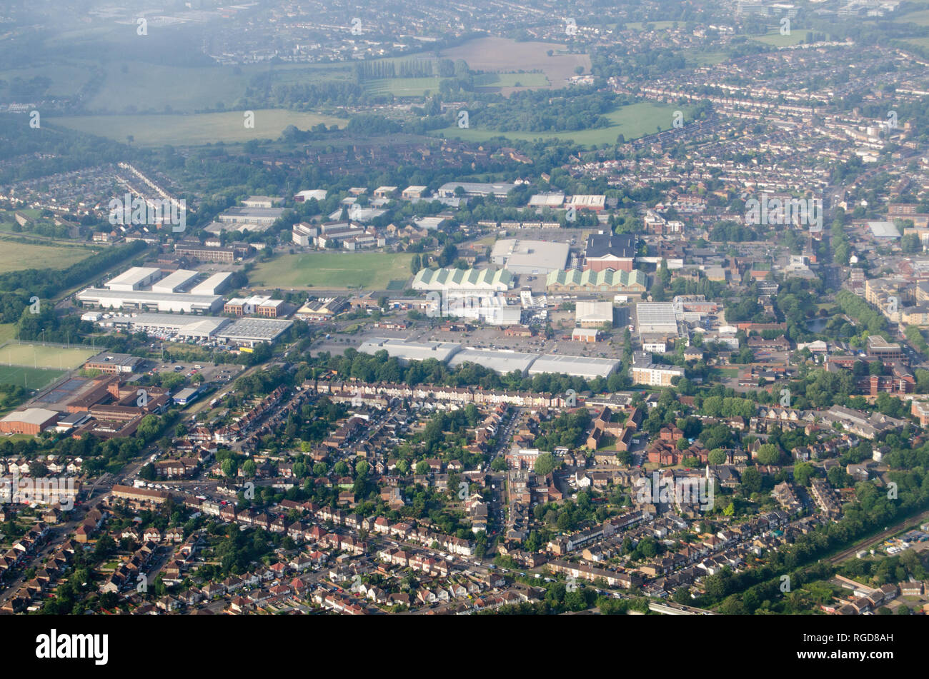 Vue aérienne de Feltham dans le district londonien d'Hounslow. Les toits verts au milieu de l'image font partie de la Collection du renseignement de défense Gr Banque D'Images