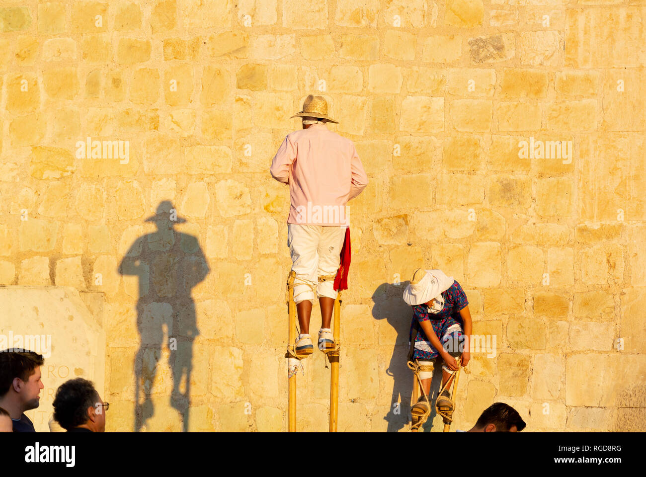 Les hommes portant des échasses, Oaxaca, Mexique Banque D'Images