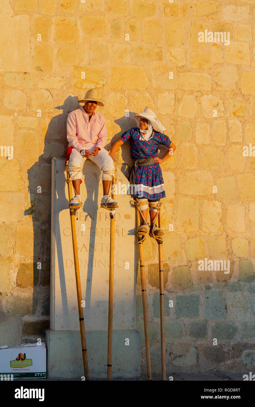 Les hommes portant des échasses, Oaxaca, Mexique Banque D'Images