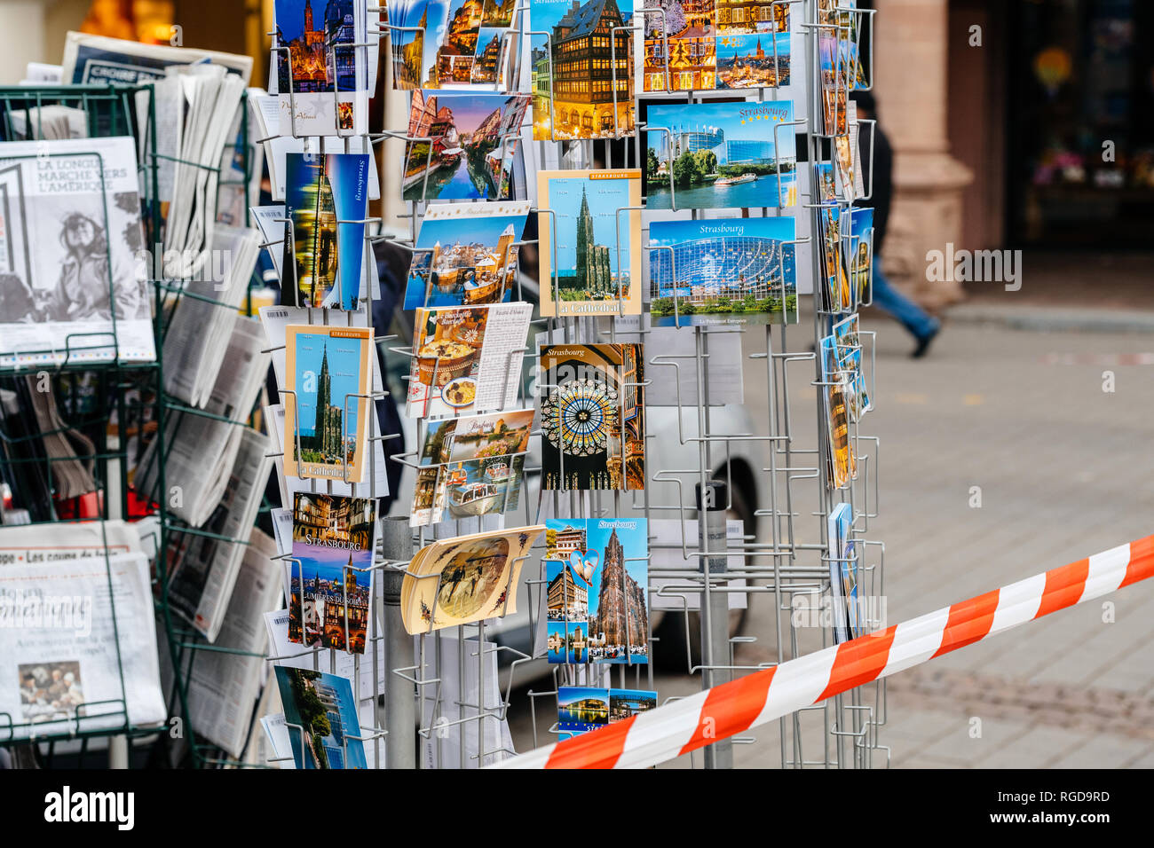 STRASBOURG, FRANCE - DEC 11, 2018 : plusieurs cartes postales souvenirs en vente au kiosque presse souvenir shop dans le centre de Strasbourg Banque D'Images