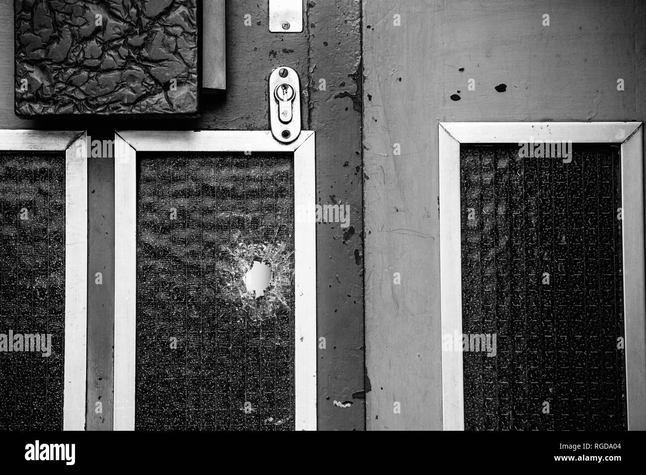 Strasbourg, France - Dec 14, 2018 : puces après avoir vu des fusillades dans la porte d'entrée au 74 rue de Lazareth l'endroit où un jour avant le Chekatt Dradebs État islamique terroriste de Strasbourg a été tué par la police Banque D'Images