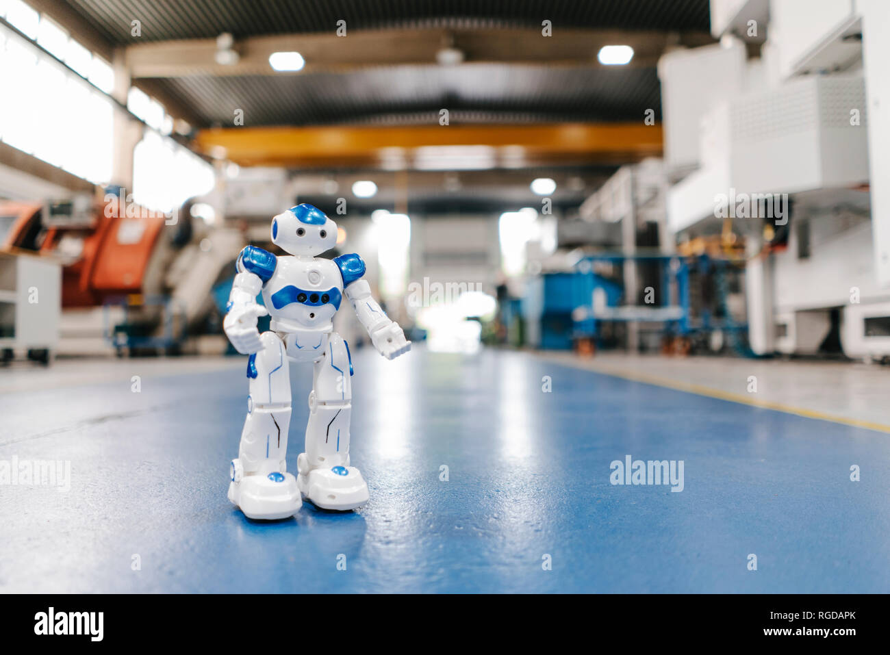 Robot jouet debout sur le plancher de l'atelier en usine Photo Stock - Alamy