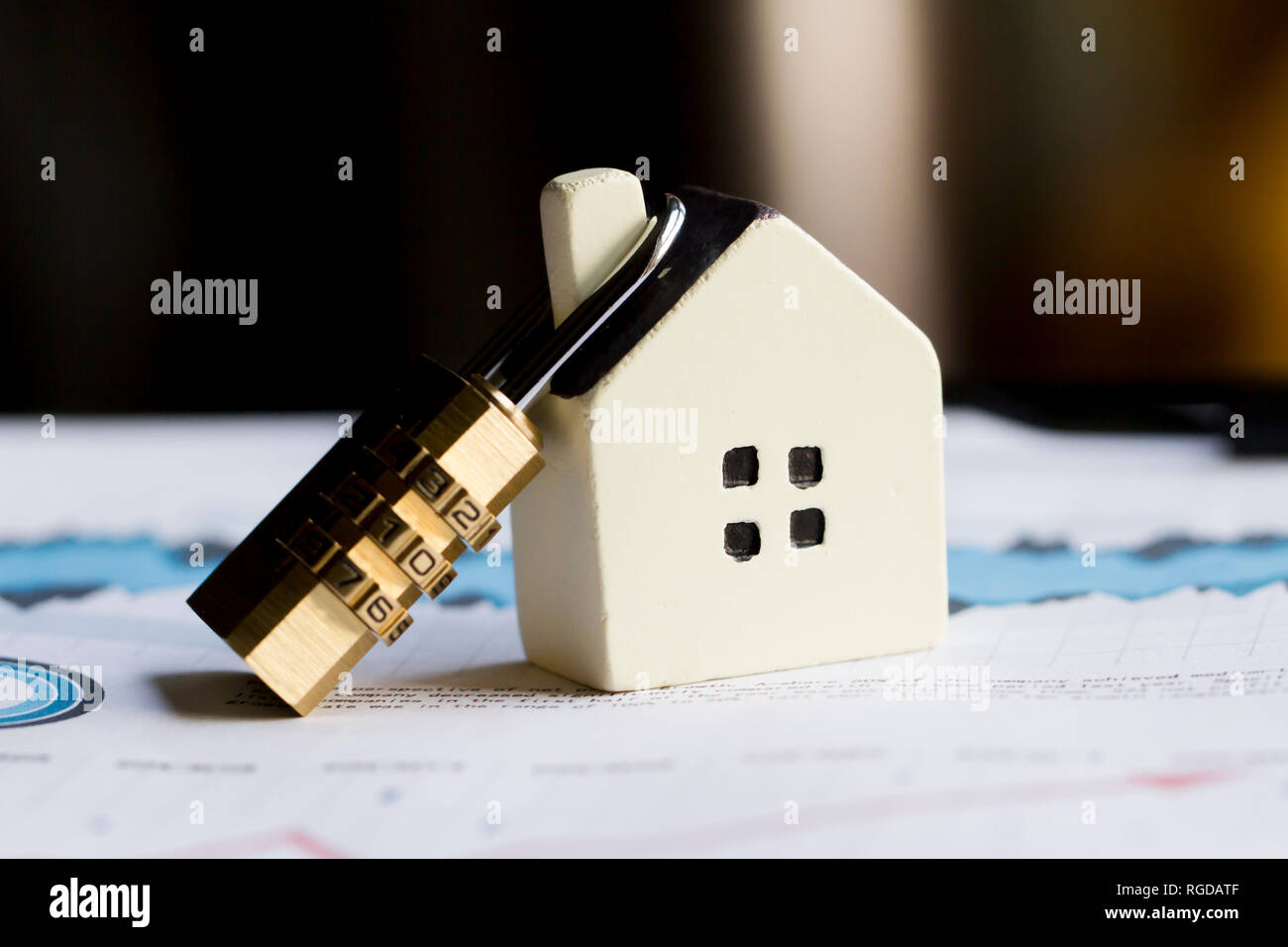 Petite maison avec serrure, protection des biens Banque D'Images