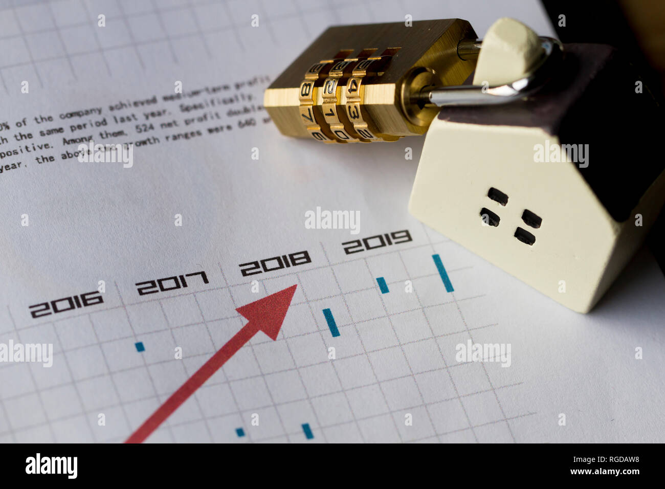 Petite maison avec serrure, protection des biens Banque D'Images