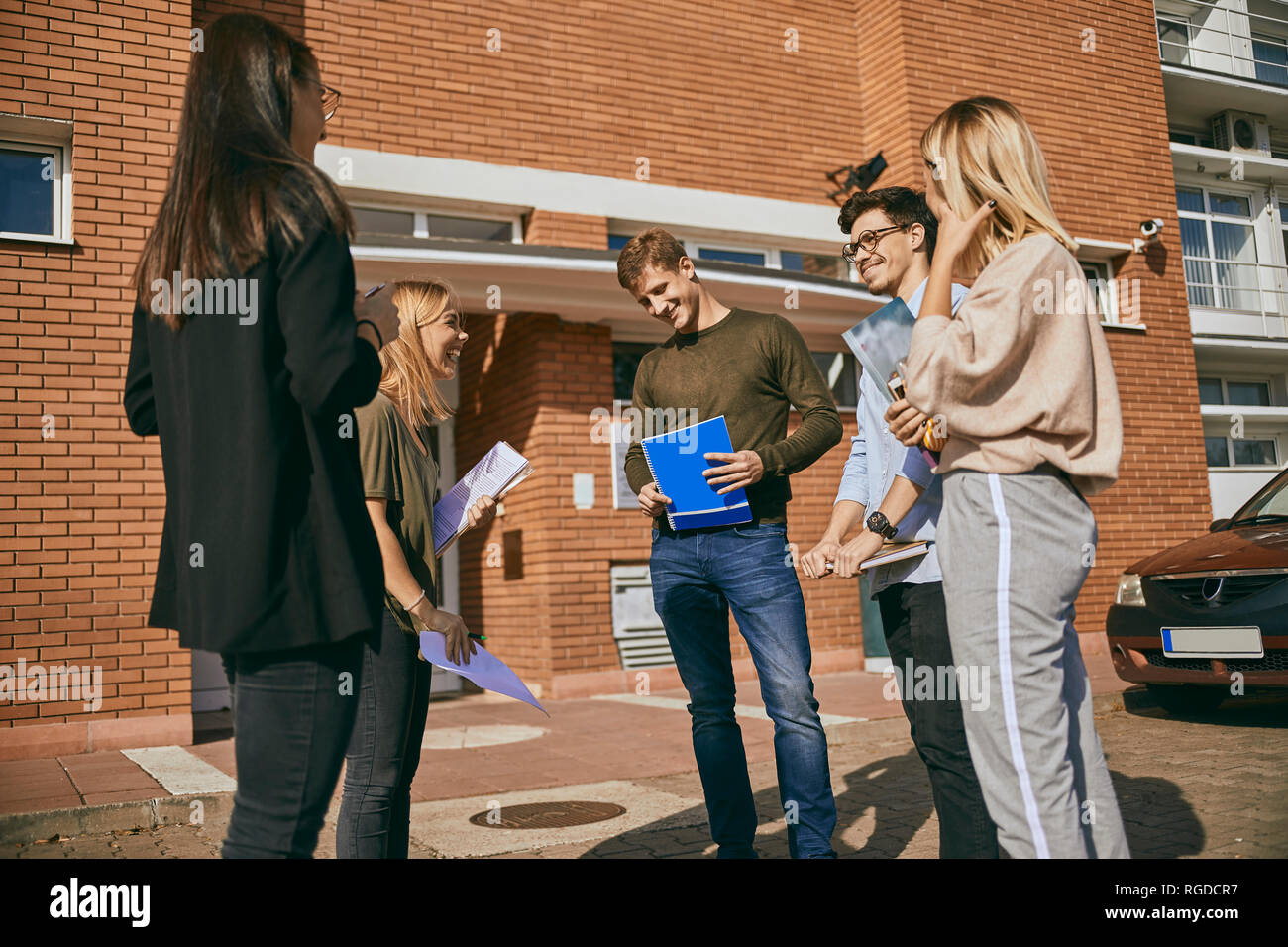 Groupe d'étudiants heureux avec des documents à l'extérieur permanent Banque D'Images