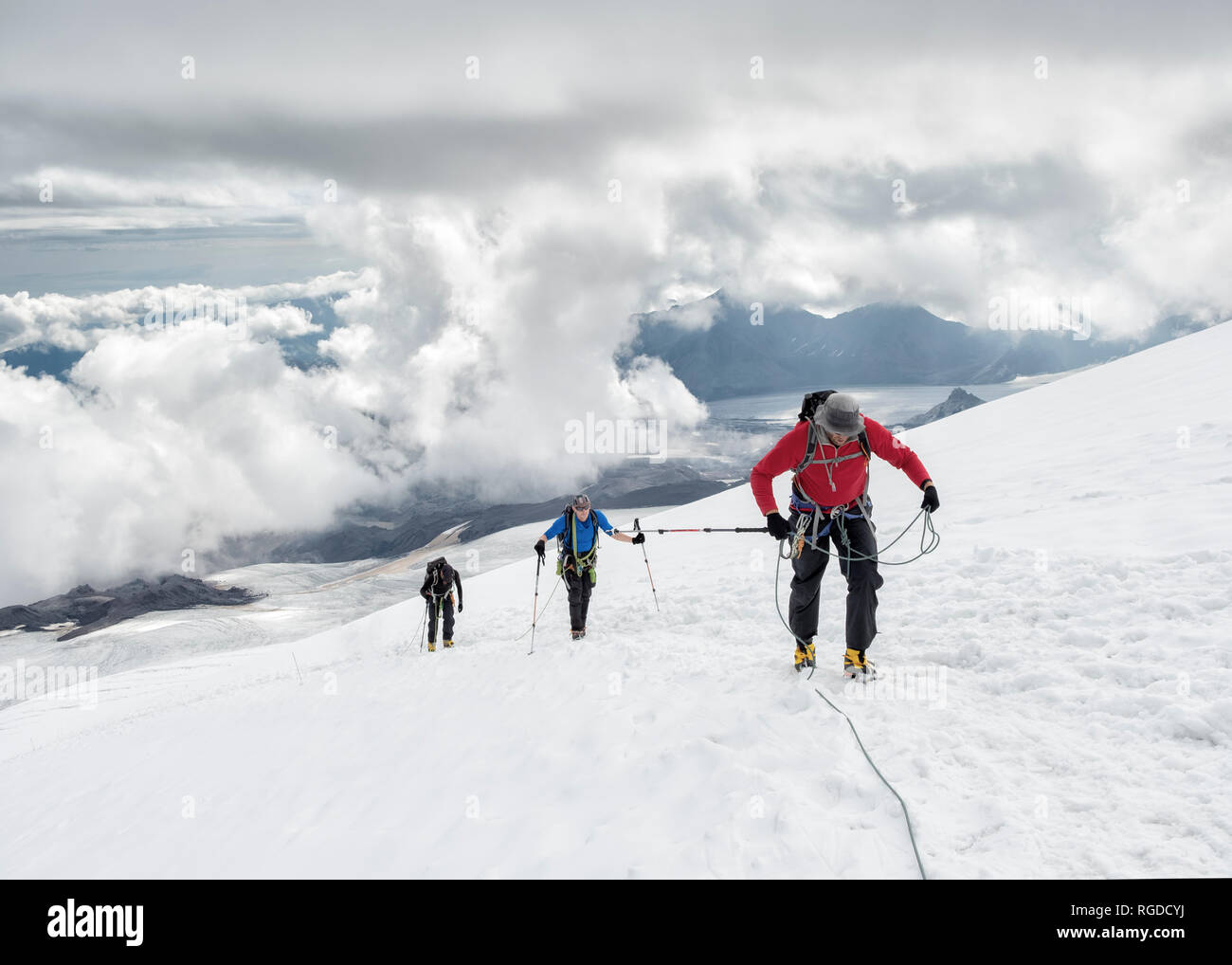 La Russie, la région de Baksan Valley, du Caucase, d'alpinistes mont Elbrouz croissant Banque D'Images