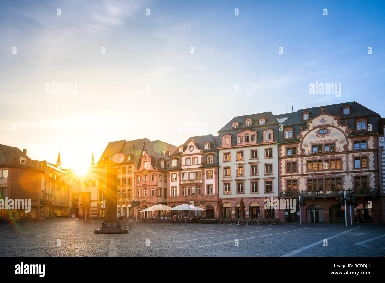 Allemagne, Rhénanie-Palatinat, Mayence, vieille ville, place de la cathédrale contre le soleil Banque D'Images