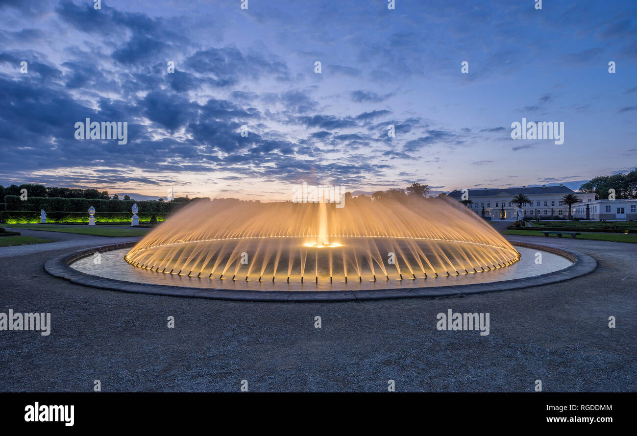 Allemagne, Hanovre, Basse-Saxe, Herrenhaeuser Gaerten, Fontaine de parterre dans la soirée Banque D'Images