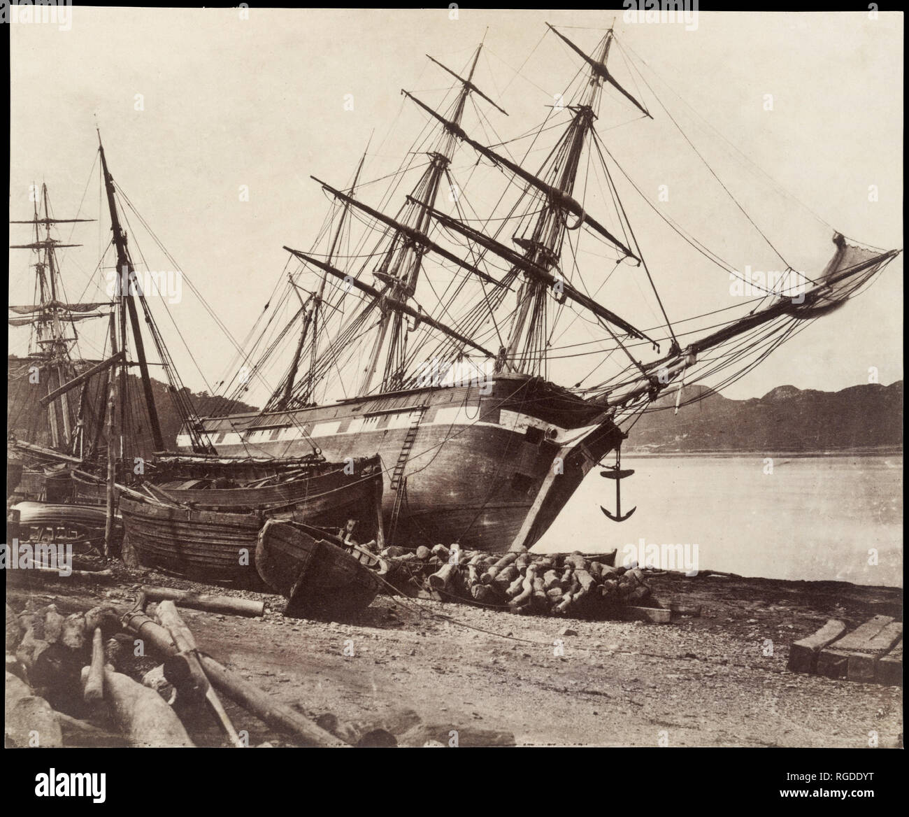 Barque américain 'Jane' Tudor, Conway Bay. Artiste : David Johnson (britannique). Dimensions : 21,9 x 26,7 cm (8 5/8 x 10 1/2 in.). Date : ca. 1855. Peu est connu au sujet de Johnson, et aucune autre photo par lui a été identifié. Il a été reconnu comme un "artiste photographe" dans le répertoire de la ville industrielle de Blackburn, Lancashire, pendant le milieu des années 1850, ce qui suggère qu'il a couru un studio professionnel. Si oui ou non cette photo a été faite dans un but commercial, il s'agit clairement d'une application de la toujours nouveau média pour un objet d'art traditionnel, et Johnson a montré qu'il en tant que tel au 1856 exhibiti Banque D'Images