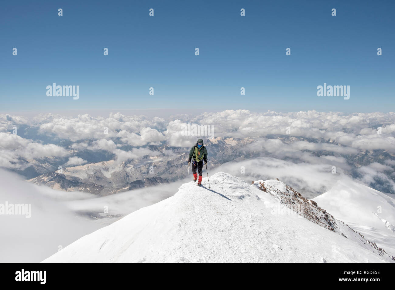 La Russie, la vallée de Baksan, Caucase, Mountaineer mont Elbrouz croissant Banque D'Images