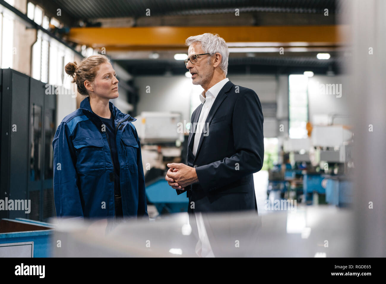 Travailleurs qualifiés et gestionnaire d'une entreprise de haute technologie ayant une réunion Banque D'Images