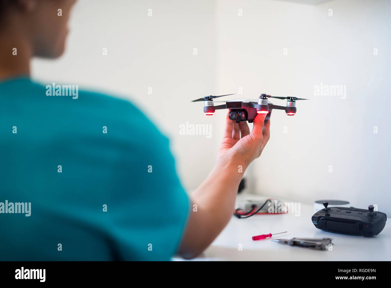 Garçon la réparation de drone Banque D'Images