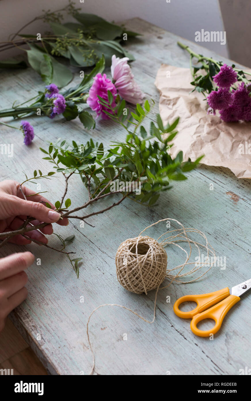 Woman's hand contraignant bouquet de fleurs Banque D'Images