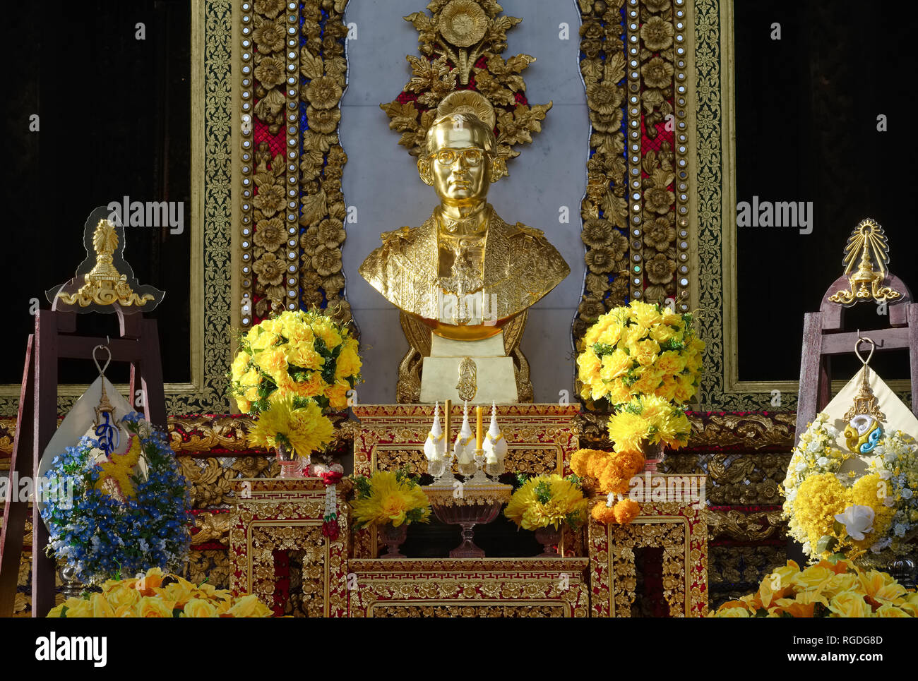 Un buste d'or de l'ancien roi Bhumipol Adulyadej, au Wat Boworniwet, Bangkok, Thaïlande, où, en tant que jeunes hommes, il a passé un certain temps en tant que moine Banque D'Images