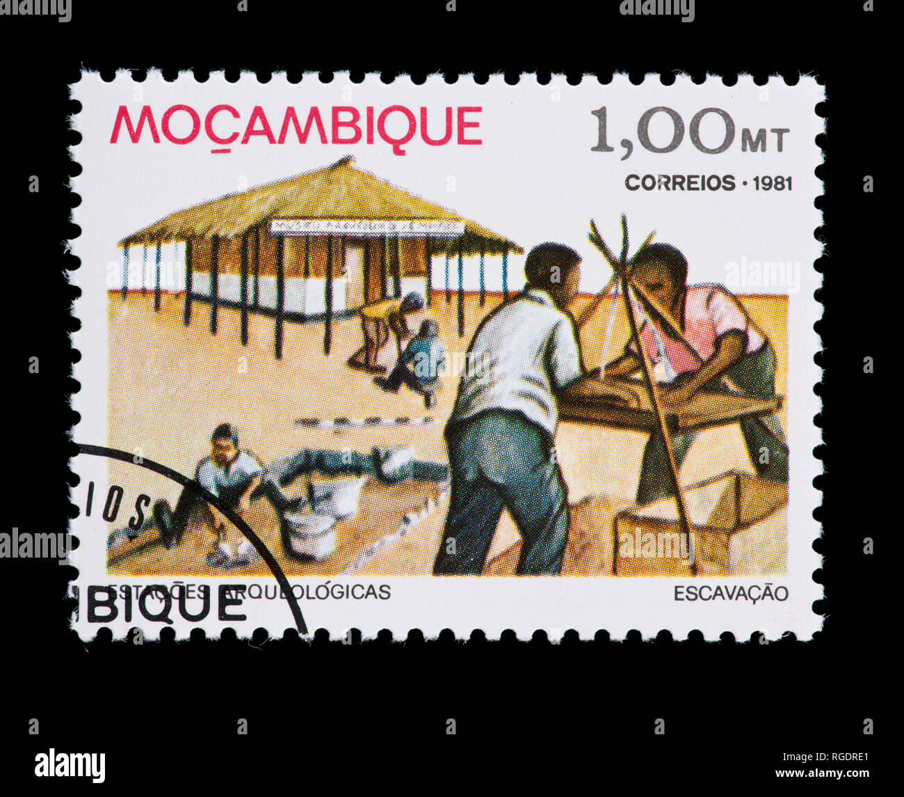 Timbre-poste du Mozambique illustrant la Manyikeni Museum Banque D'Images