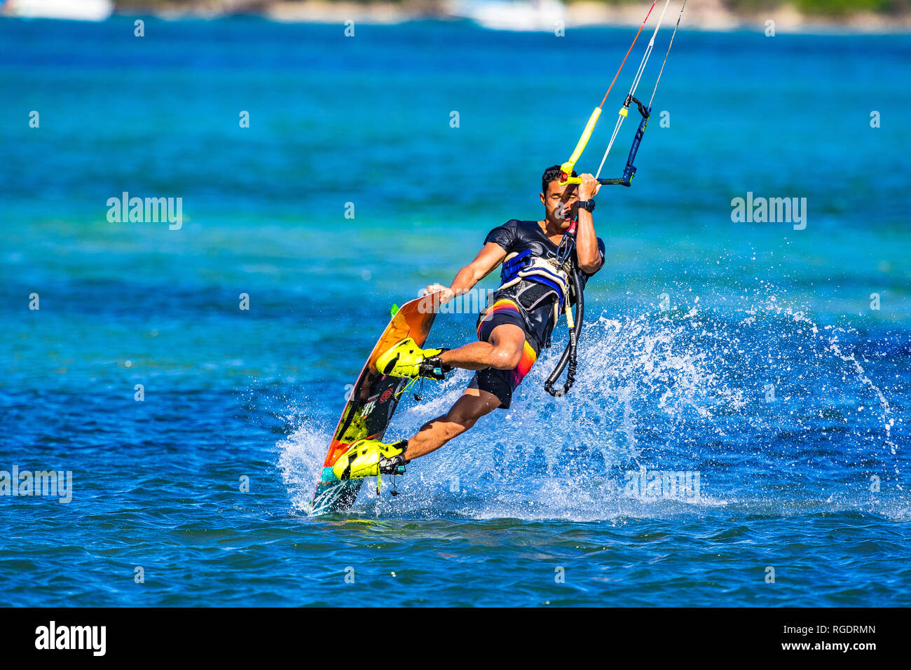 Kitesurfer sur la Sunshine Coast tire de certains mouvements acrobatiques sur le bleu turquoise de l'eau dans le Queensland, Australie Banque D'Images