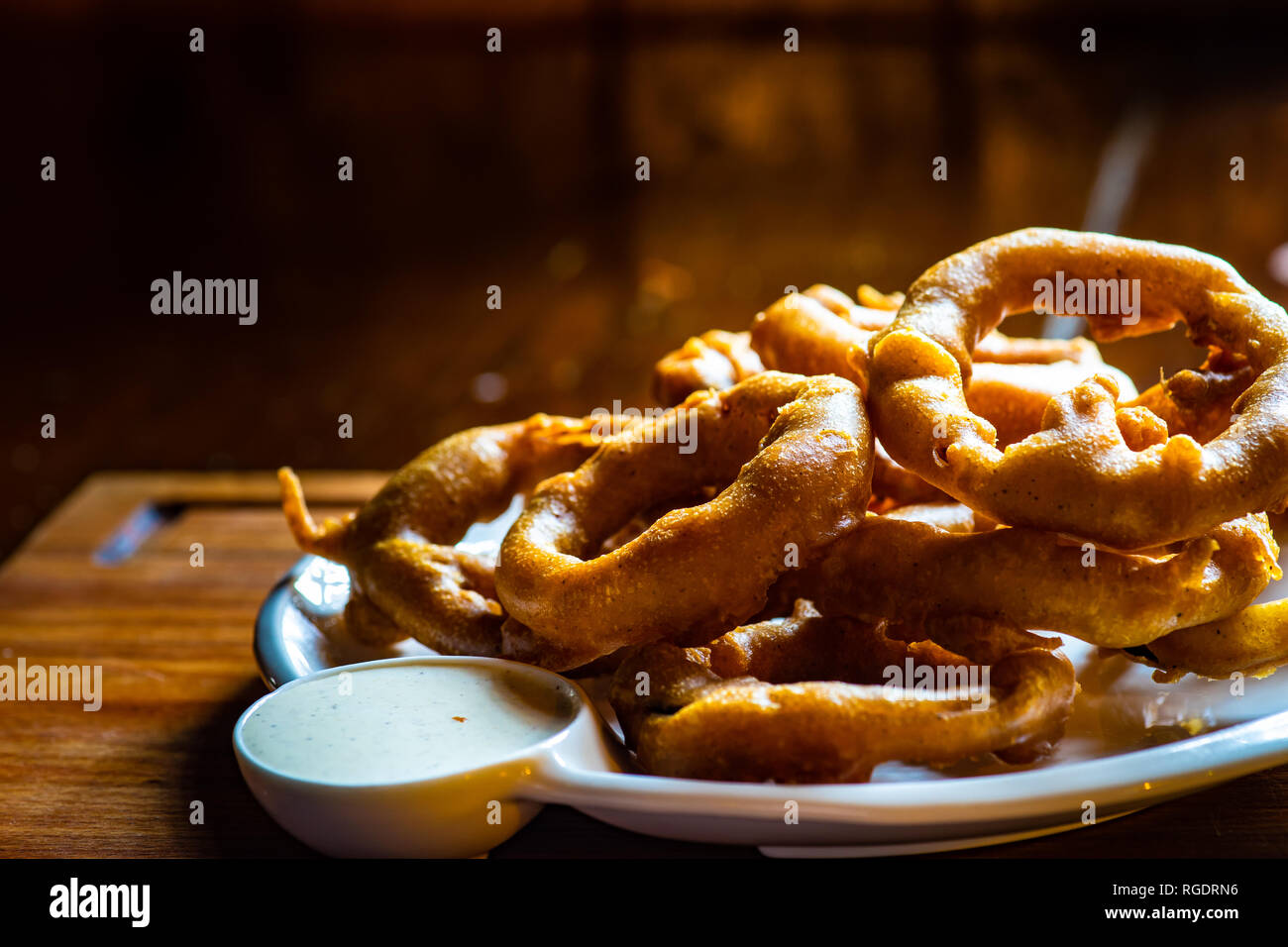 D'oignon d'or sur la table rustique avec la sauce Banque D'Images