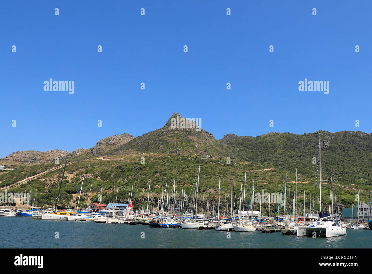 Yachts amarrés au port de Hout Bay, près de Cape Town, Afrique du Sud. Banque D'Images