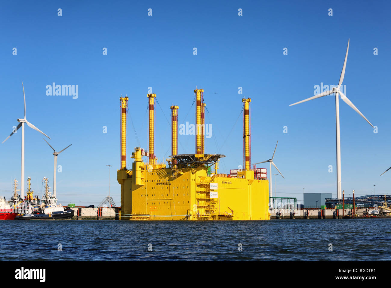 Borwin poste convertisseur bêta dans le port d'Eemshaven Photo Stock - Alamy