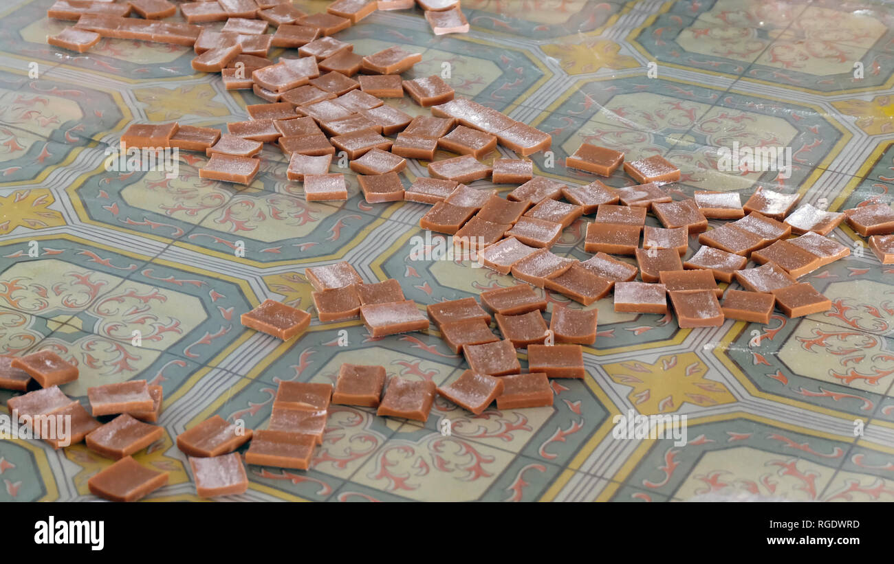 Bonbons de coco carrés, une industrie de la transformation des aliments populaires dans de nombreux petits villages à travers l'Asie du Sud Est. Banque D'Images