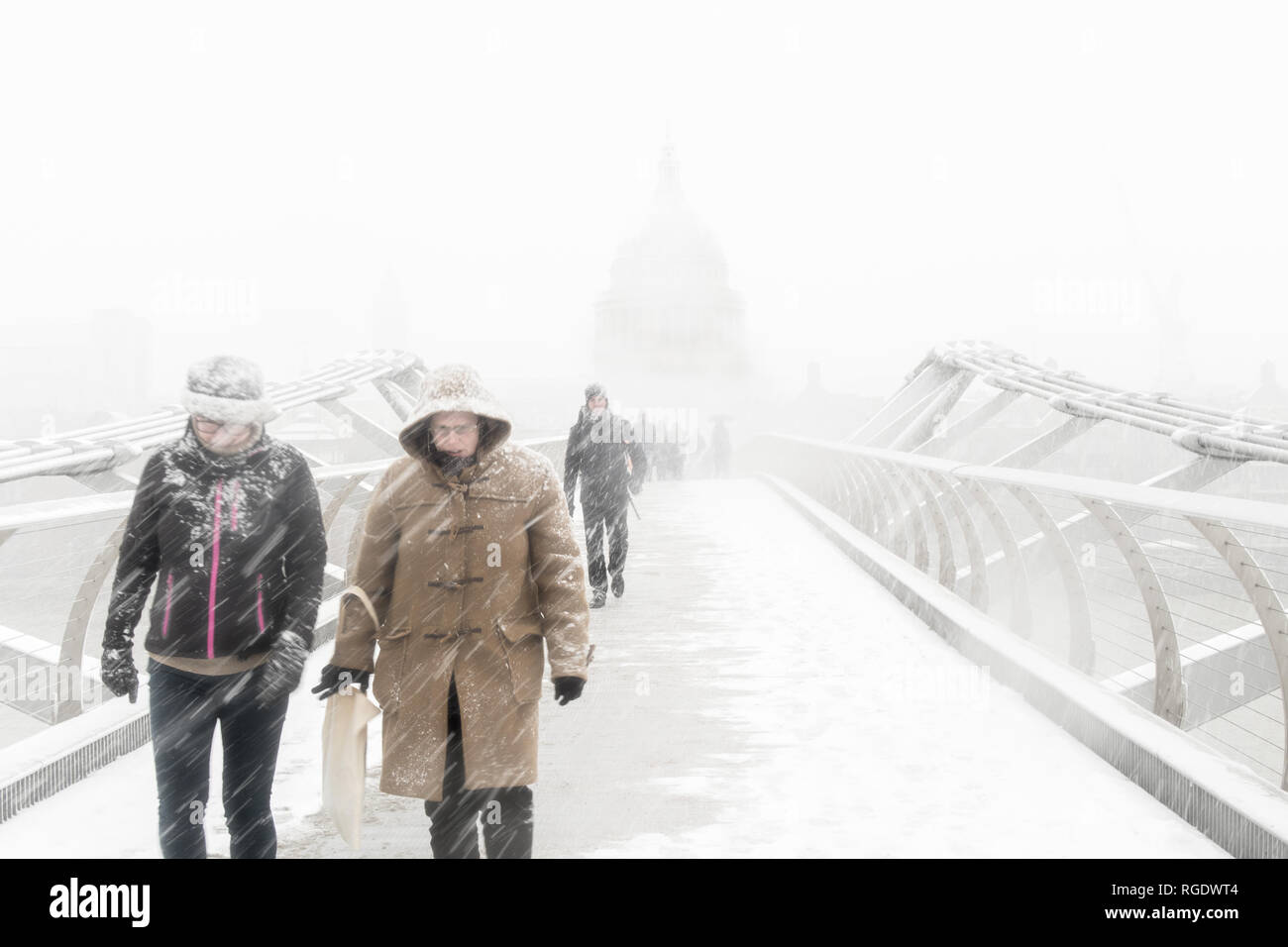 Londres, Royaume-Uni - 1 mars 2018 : St Paul et le pont du Millénaire vu du pont au milieu d'une tempête de neige lors d'un rapide rhume soudain. Banque D'Images