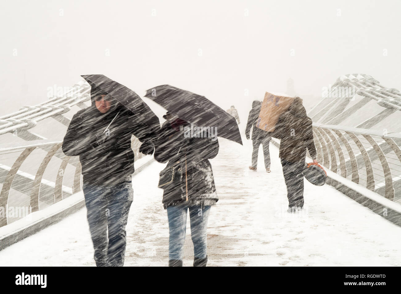 Londres, Royaume-Uni - 1 mars 2018 : St Paul et le pont du Millénaire vu du pont au milieu d'une tempête de neige lors d'un rapide rhume soudain. Banque D'Images