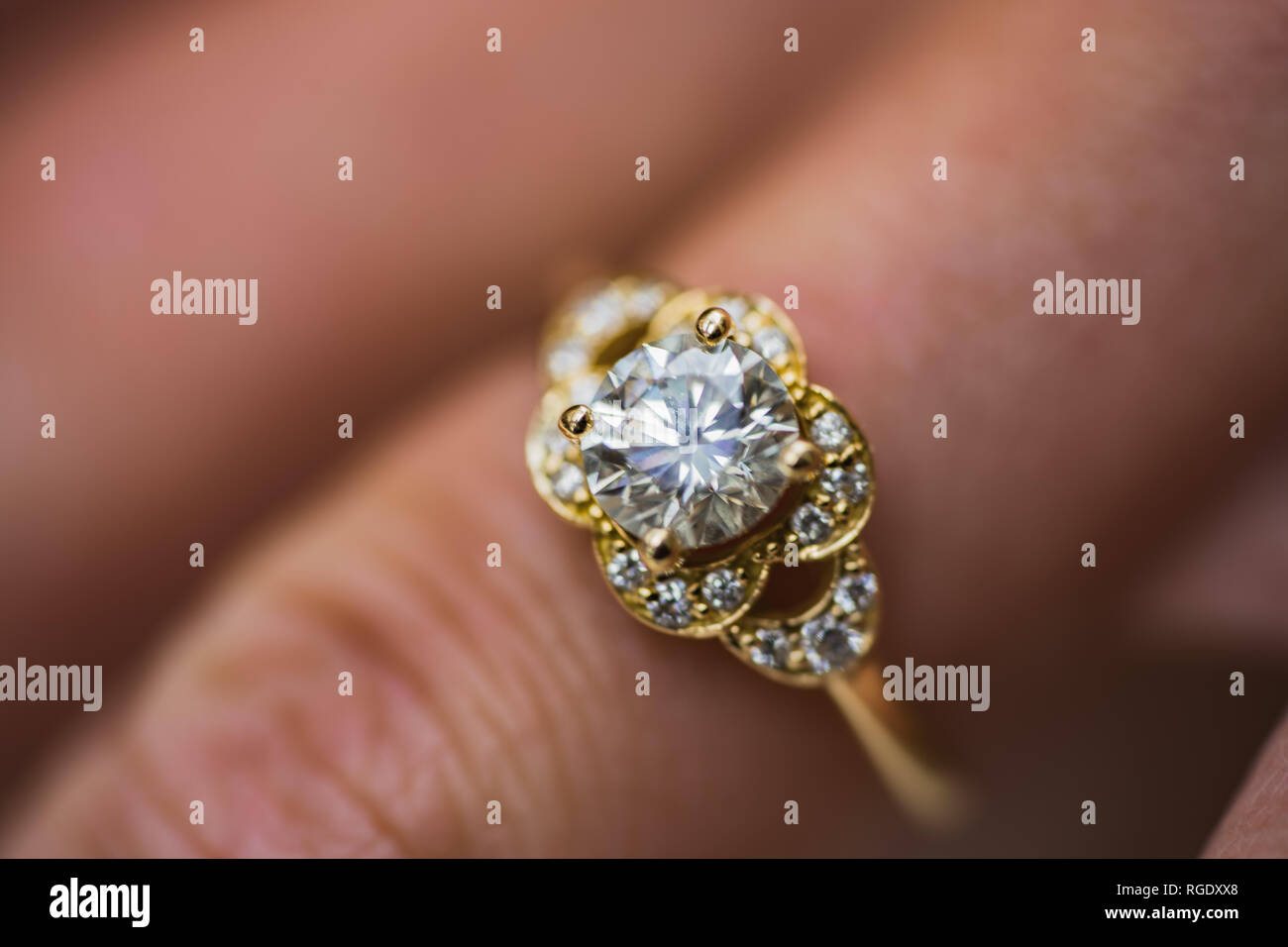 Un anneau d'enclenchement de diamant d'or Banque D'Images