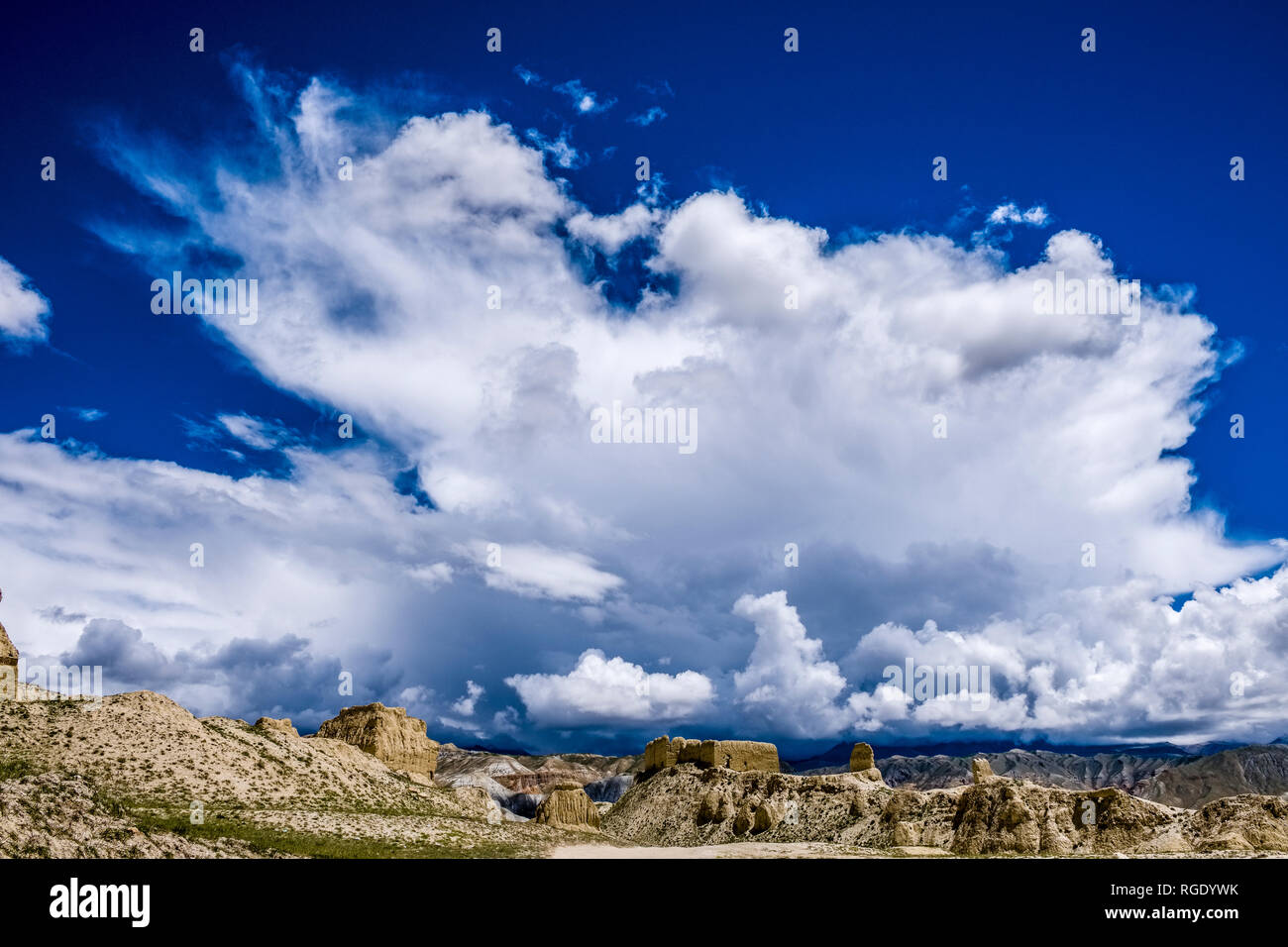 Vue Aérienne Vue panoramique sur les ruines d'un vieux fort et le paysage désertique de la région de Mustang, sombres nuages de la mousson approchant Banque D'Images