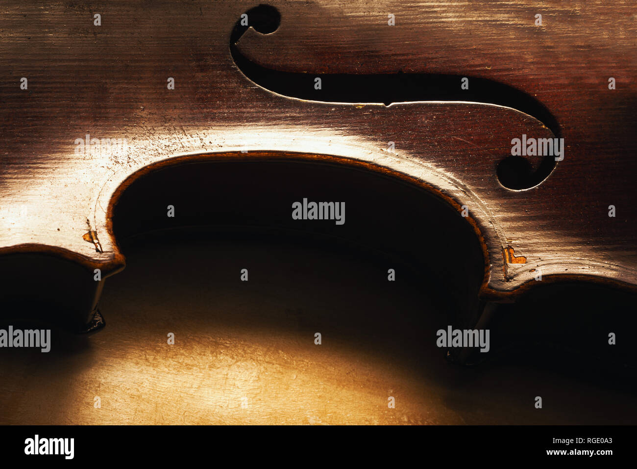 Vue rapprochée sur l'ancien violon poussiéreux, détails de structure et de bois. Banque D'Images