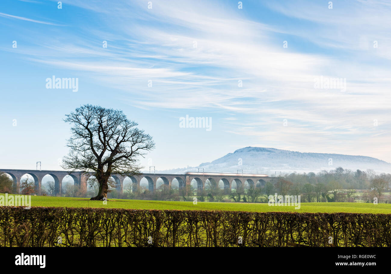 Manchester à Londres train sur viaduc en Bosley Bosley aux cimes enneigées en arrière-plan de l'escarpement du Cloud Banque D'Images