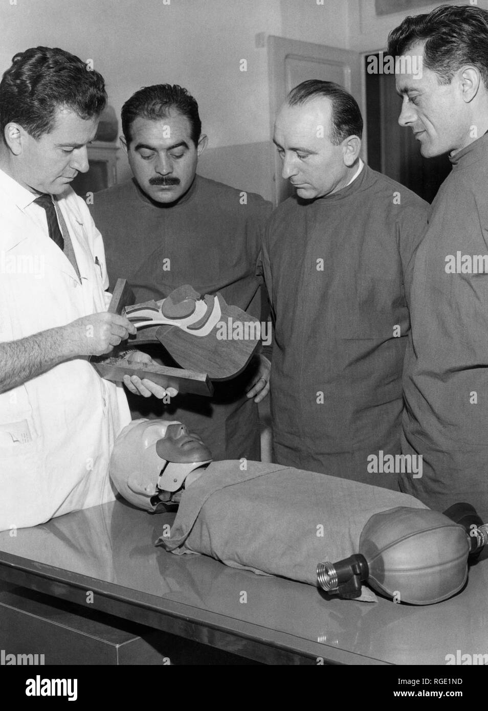 Agents de la circulation, cours de premiers soins, Italie 1964 Banque D'Images