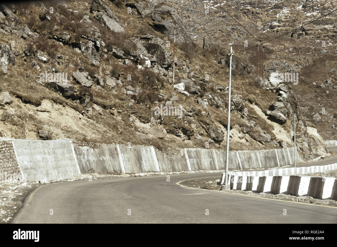 Route Autoroute vue de l'Inde Chine frontière près de Nathu La route de montagne dans les Himalaya, qui relie l'état indien du Sikkim avec China's Tibet, trisect Banque D'Images