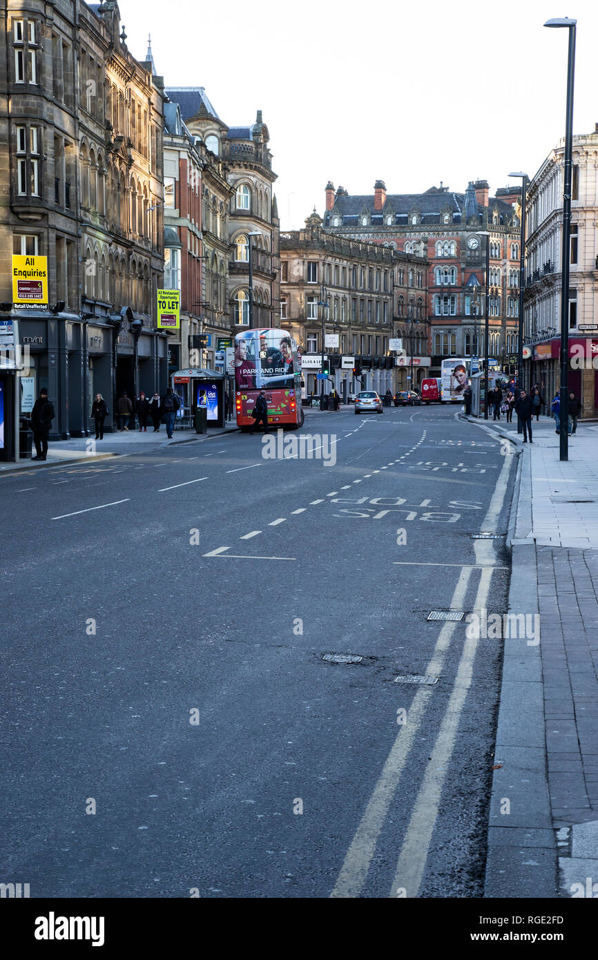 Une vue le long Boar Lane dans le centre-ville de Leeds une artère animée avec une histoire illustre Banque D'Images