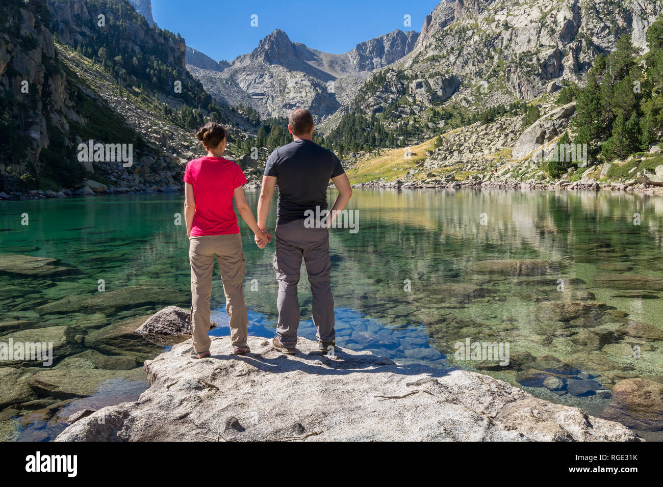 Un couple de randonneurs avec sa vue sur la montagne. Banque D'Images