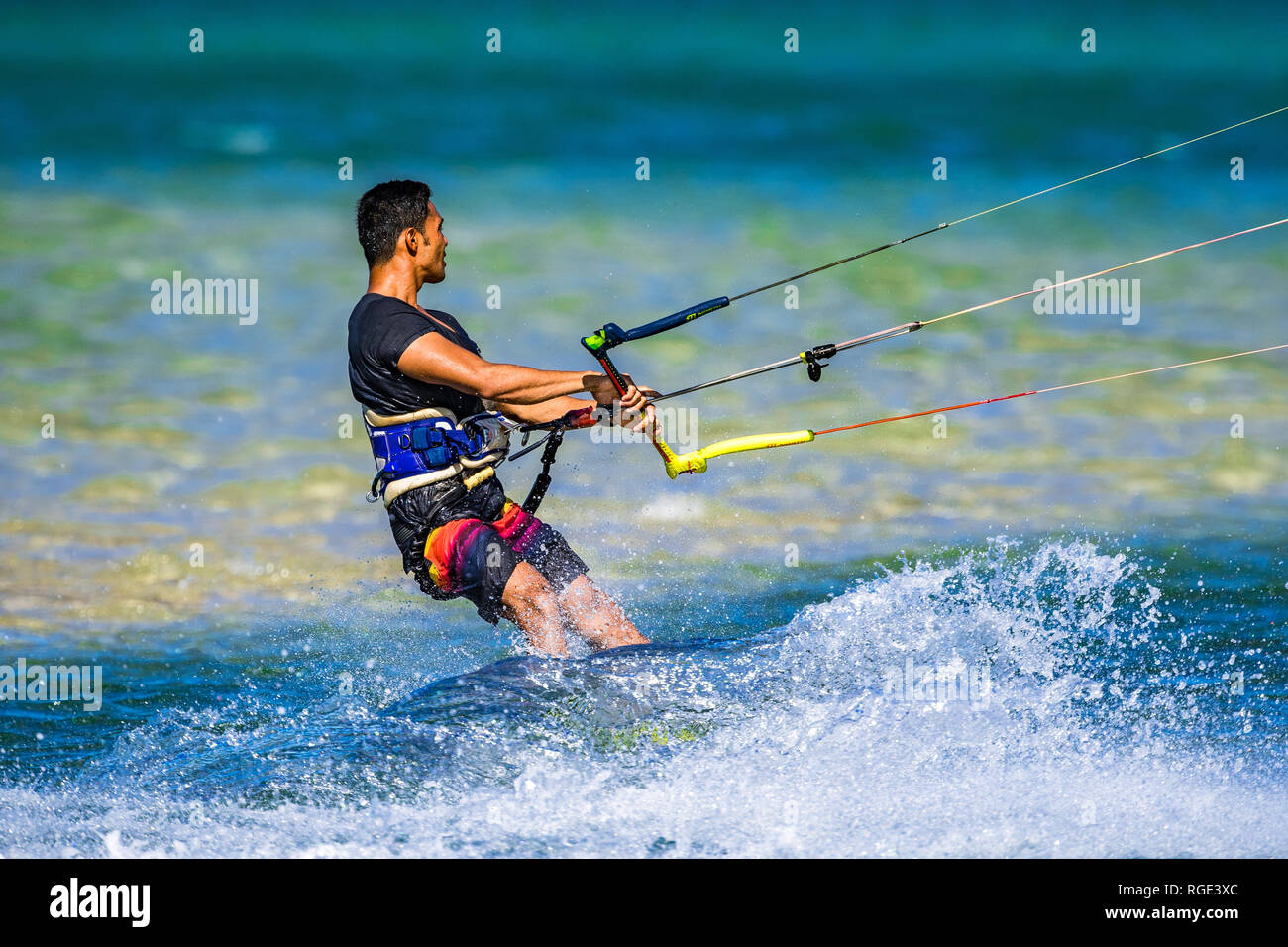 Kitesurfer sur la Sunshine Coast tire de certains mouvements acrobatiques sur le bleu turquoise de l'eau dans le Queensland, Australie Banque D'Images
