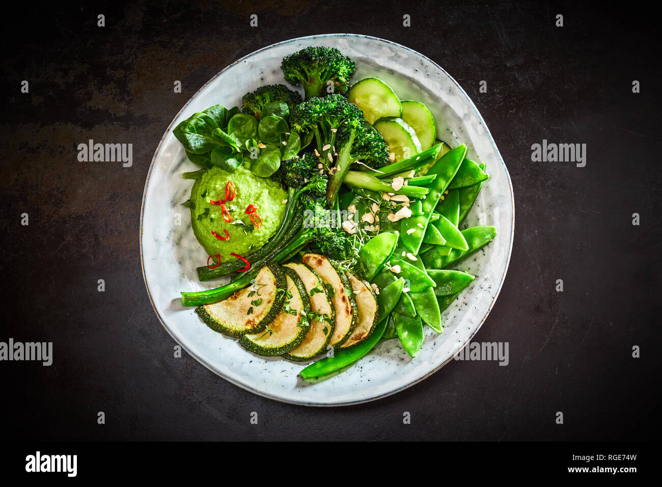 Portrait de Bouddha bol de légumes verts avec trempette à l'avocat Banque D'Images