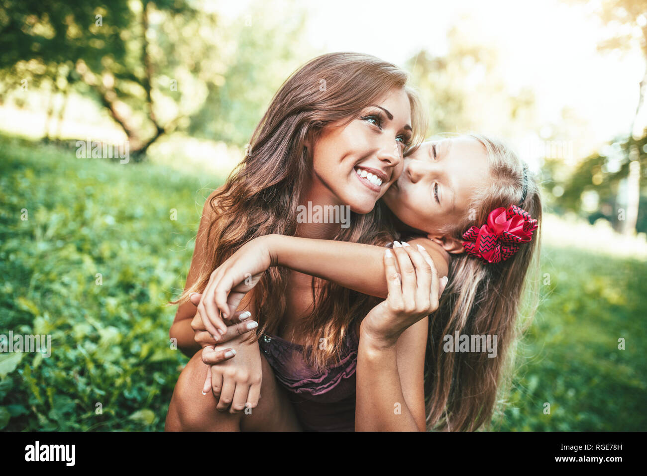 Belle Mère et fille s'amuser au parc au printemps accolades et embrassades. Banque D'Images