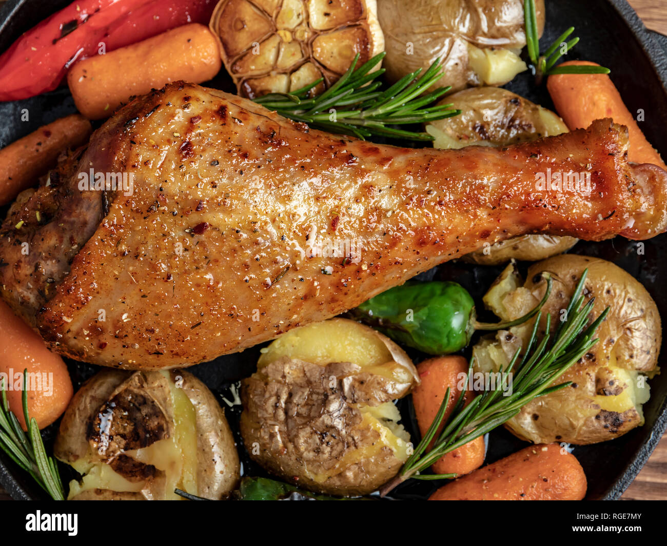 Cuisse de dinde au four avec des légumes, carottes, poivrons, pommes de  terre Légumes. close-up Photo Stock - Alamy