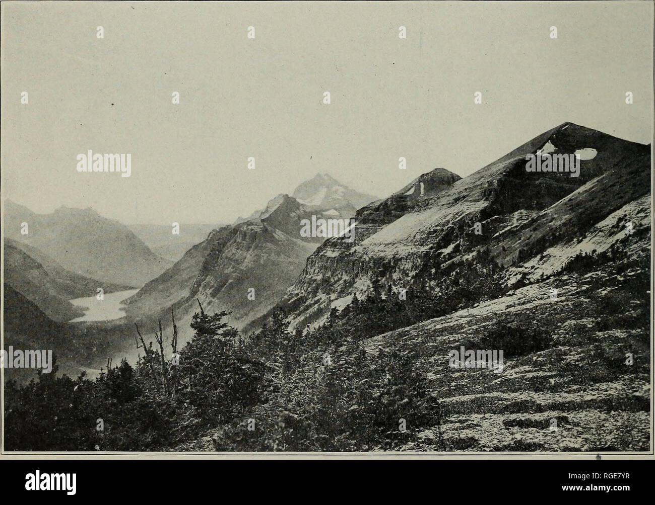 . Bulletin de la Société géologique d'Amérique. La géologie. Figure 1.-Panorama de Swift Current Pass, Lewis à la plage sud par l'Est. À l'est la moitié de Gould sur la gauche vers Stimpson et Blackfoot au loin sur la droite. Premier plan de vieux de la vallée s'est poursuivie dans la plaque 51. Figure 2.-Knitla supérieur de lac et montagnes limitrophes, Livingston range à l'ouest du sommet international sur le partage des eaux. Avant-plan sur la diabase effusive sous-jacents de l'argilite Knitla ; sommet lointain, distant ; calcaire Siyeh hills, plage de Galton. PANORAMA DU COL DE SWIFT CURRENT ET VOIR À LIVINGSTON. Veuillez noter tha Banque D'Images