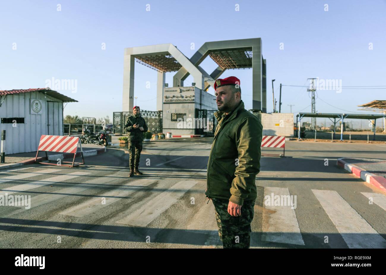 29 janvier 2019 - Gaza, ? ? ? ?  ? ? ? ? ? ? ?/ ? ? ? ?, La Palestine - vu les soldats gardant l'autre de la frontière de Gaza.L'autorité égyptienne a décidé de rouvrir le passage de Rafah entre la bande de Gaza et l'Egypte pour les voyageurs à quitter et entrer dans Gaza après qu'il a été fermé au cours des dernières semaines en raison de désaccord politique entre le gouvernement égyptien et le gouvernement du Hamas de Gaza. Credit : Yousef Masoud SOPA/Images/ZUMA/Alamy Fil Live News Banque D'Images