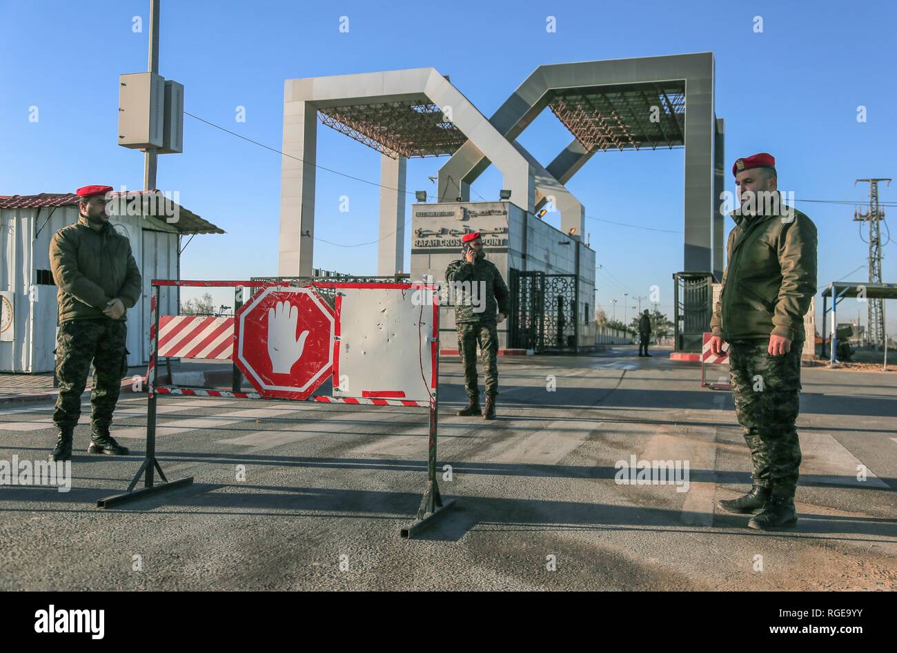 29 janvier 2019 - Gaza, ? ? ? ?  ? ? ? ? ? ? ?/ ? ? ? ?, La Palestine - vu les soldats gardant l'autre de la frontière de Gaza.L'autorité égyptienne a décidé de rouvrir le passage de Rafah entre la bande de Gaza et l'Egypte pour les voyageurs à quitter et entrer dans Gaza après qu'il a été fermé au cours des dernières semaines en raison de désaccord politique entre le gouvernement égyptien et le gouvernement du Hamas de Gaza. Credit : Yousef Masoud SOPA/Images/ZUMA/Alamy Fil Live News Banque D'Images