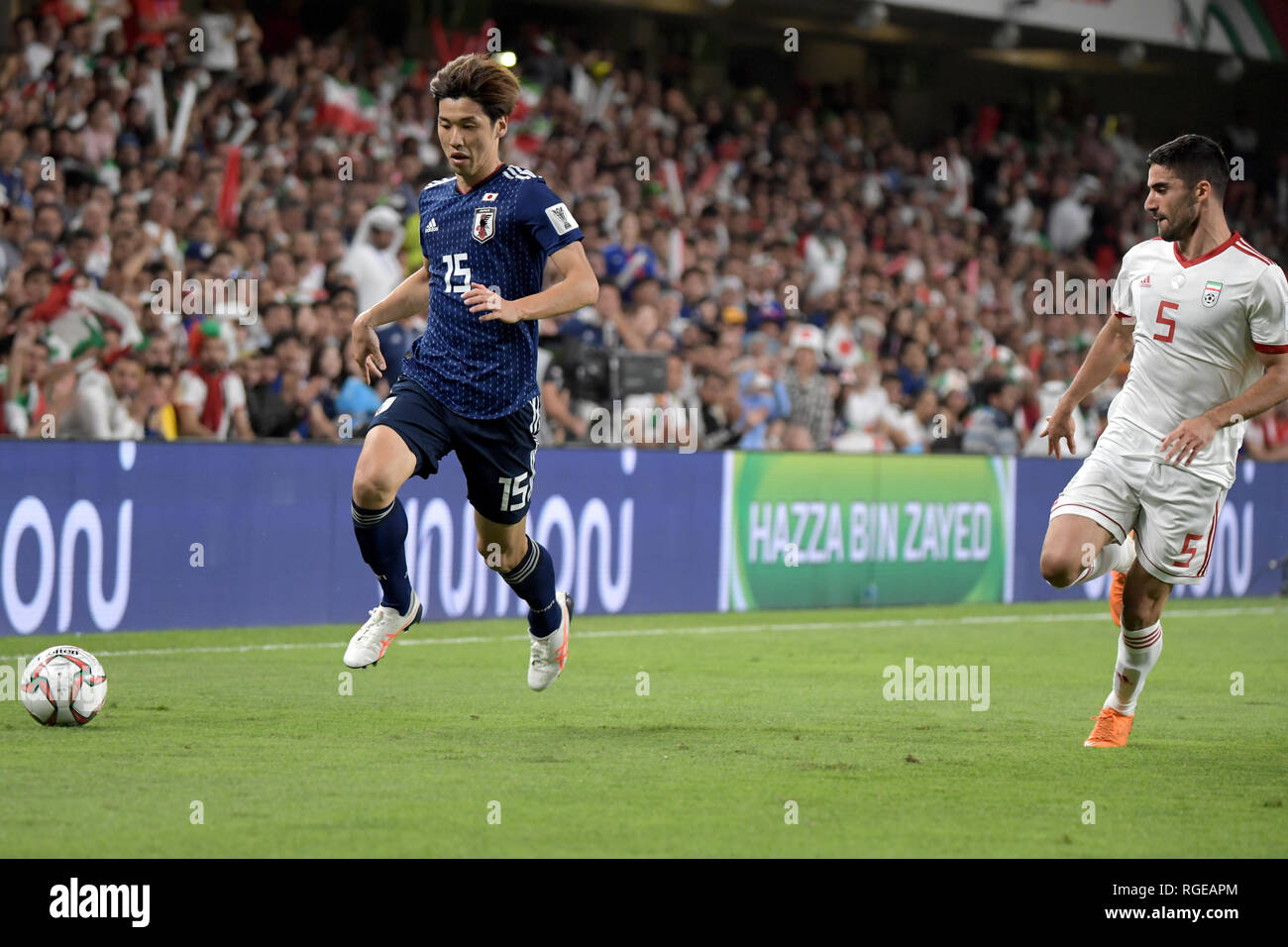 Yuya Osako du Japon (L) et de l'Iran au cours de l'AFC Milad Mohammadi coupe d'eau demi-finale 2019 entre l'Iran 0-3 Japon à Hazza Bin Zayed Stadium à Al Ain, Émirats arabes unis, le 28 janvier 2019. Credit : EXTRÊME-ORIENT PRESSE/AFLO/Alamy Live News Banque D'Images