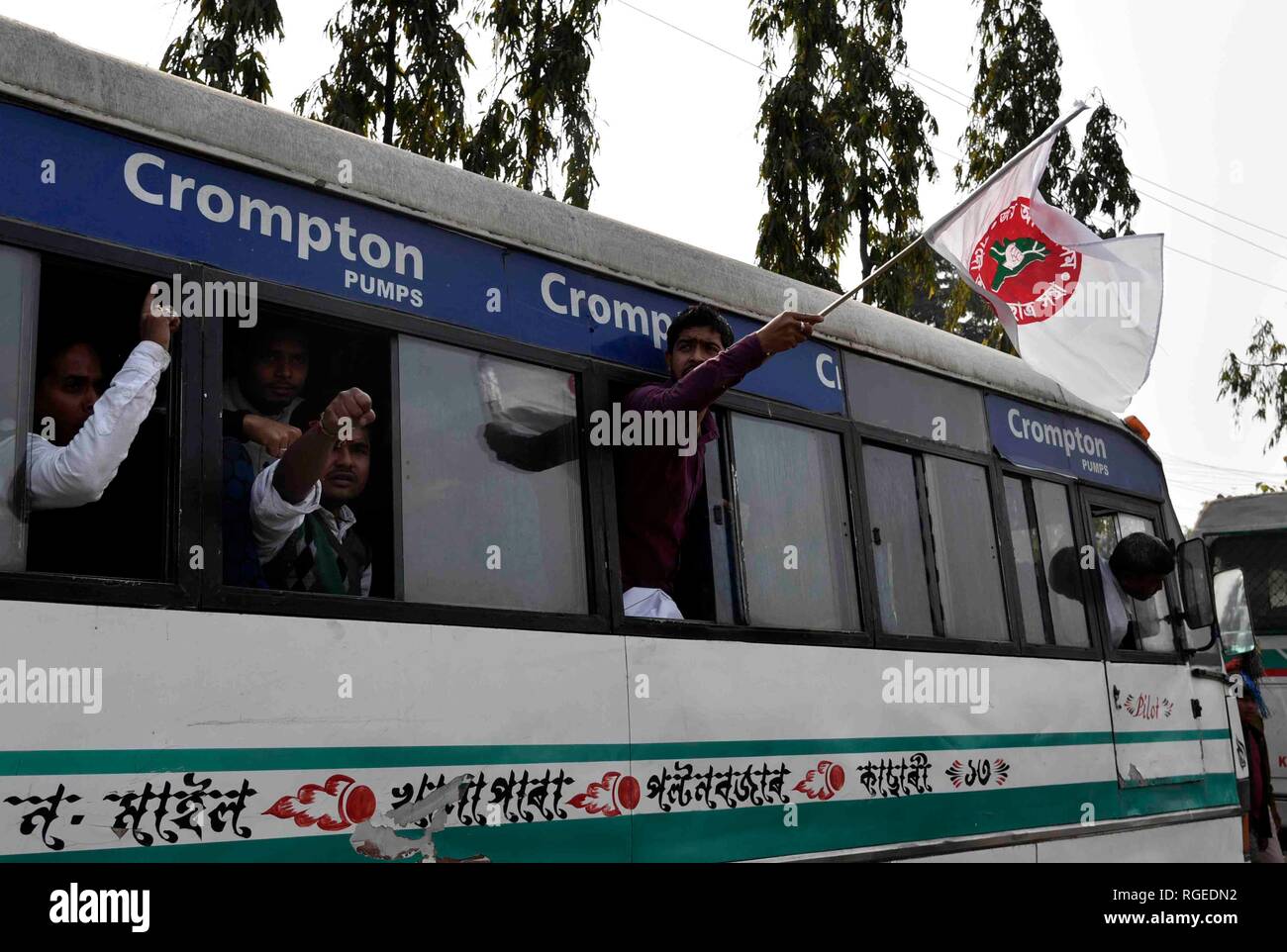 Guwahati, Assam, Inde. Le 29 janvier 2019. Tous les Assam Students' Union (AASU) bloc National Highway 37 militants près de Basistha lors d'une protestation contre la récente attaque contre les membres à Ghagrapar AASU, Nalbari alléguée par les militants du BJP, à Guwahati, Assam, le mardi, Janvier 29, 2019. Crédit : David Talukdar/Alamy Live News Banque D'Images