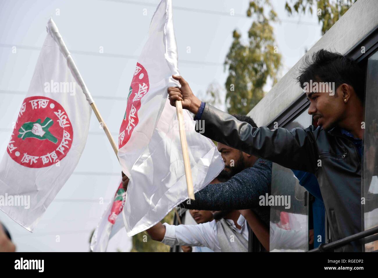 Guwahati, Assam, Inde. Le 29 janvier 2019. Tous les Assam Students' Union (AASU) bloc National Highway 37 militants près de Basistha lors d'une protestation contre la récente attaque contre les membres à Ghagrapar AASU, Nalbari alléguée par les militants du BJP, à Guwahati, Assam, le mardi, Janvier 29, 2019. Crédit : David Talukdar/Alamy Live News Banque D'Images