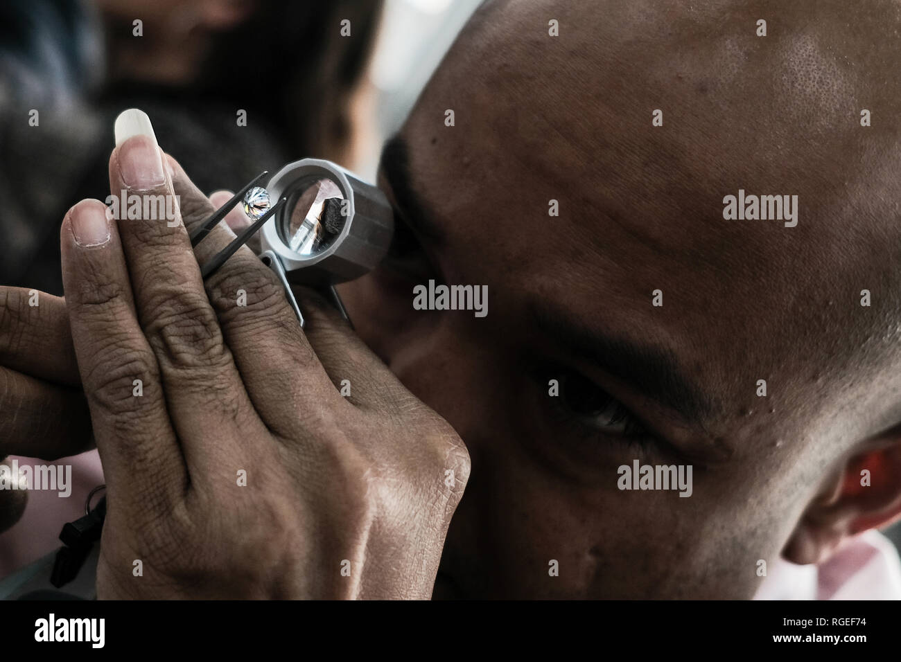 Ramat Gan, Israël. 29 janvier, 2019. Quatre centaines d'acheteurs de plus de 20 pays et de la fabrication de diamants israéliens rejoindre des sociétés de commerce international des diamants sur semaine que quelque 1 500 personnes sont attendues au commerce plus de 1 milliards de dollars de diamants polis cette semaine. L'Israel Diamond Exchange est considérée comme la plus sûre au monde, couvrant une superficie de 100 000 mètres carrés avec 3 500 membres de la bourse. Credit : Alon Nir/Alamy Live News Banque D'Images