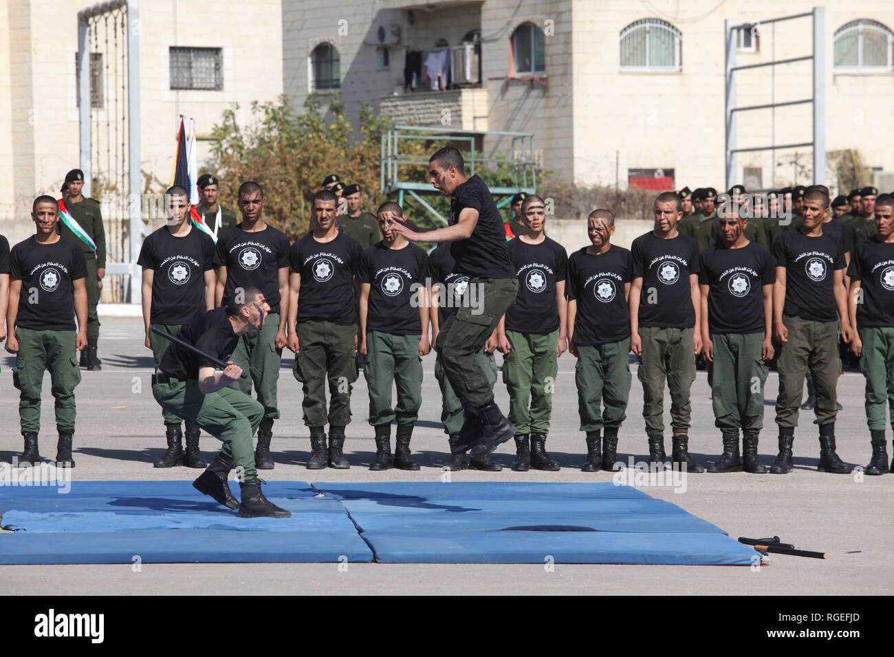 Jéricho. 29 janvier, 2019. Des étudiants palestiniens prennent part à une cérémonie de remise des diplômes à l'Université Al-Istiqlal dans la ville de Cisjordanie à Jéricho, le 29 janvier 2019. Un total de 446 membres du personnel de sécurité est diplômé de l'université. Credit : Nidal Eshtayeh/Xinhua/Alamy Live News Banque D'Images