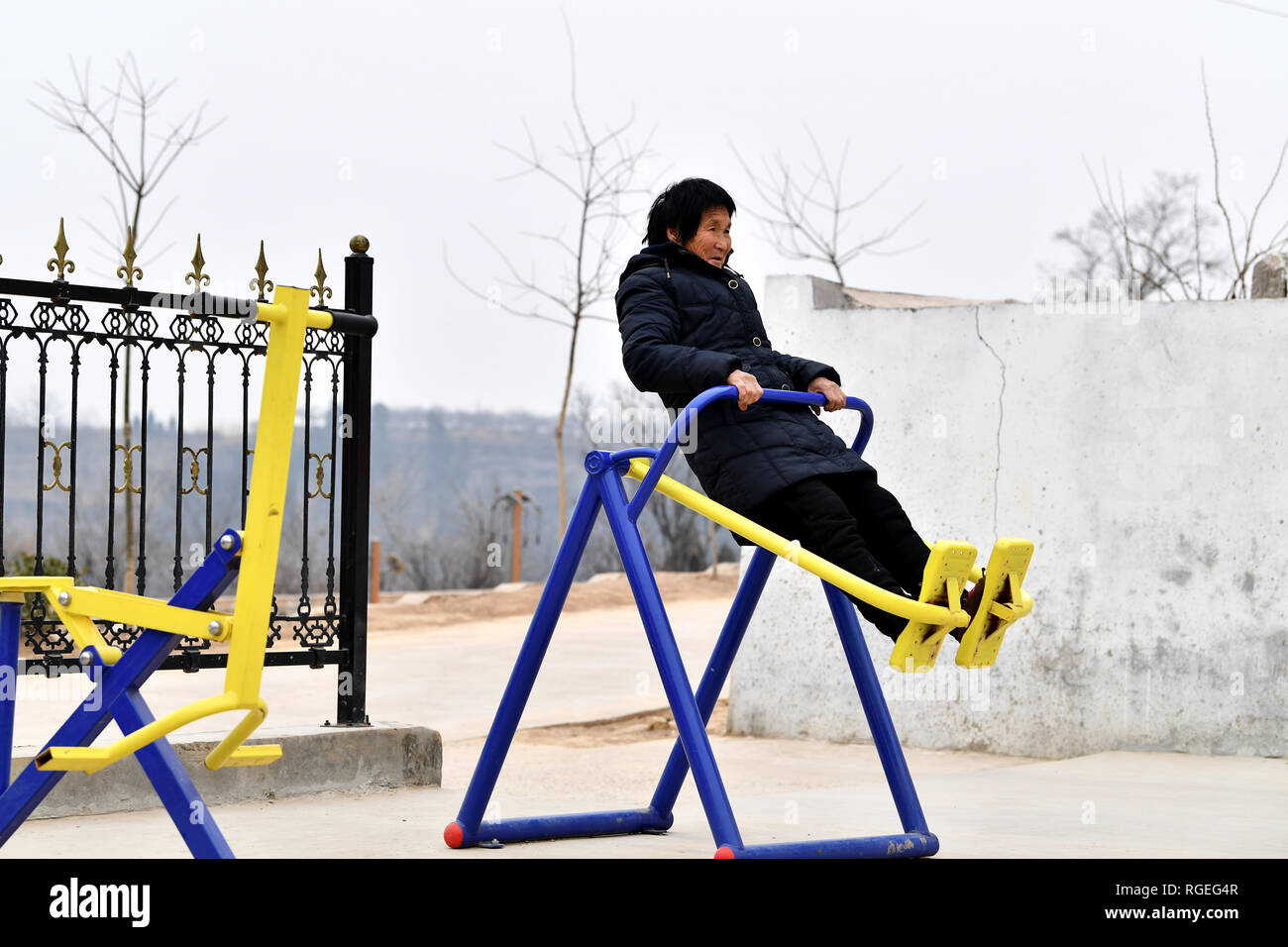 (190129) -- WENXI COUNTY, le 29 janvier 2019 (Xinhua) -- Wang Duowen, un résident de la "Maison du bonheur" de lutte contre la pauvreté, la colonisation, l'exercice physique n'en Zhangcailing Village de No.296 Township, comté de Wenxi, au nord la province de Shanxi, janv. 27, 2019. Depuis des générations, les résidents de l'Zhangcailing de justesse un village vivant à la suite de l'isolement géographique, la faiblesse des infrastructures et le manque d'appuyer les industries. Pour aider les villageois à sortir de la pauvreté, le gouvernement a augmenté son soutien financier encourageant l'agriculture et l'élevage adapté aux conditions locales. Par la plantation de S Banque D'Images