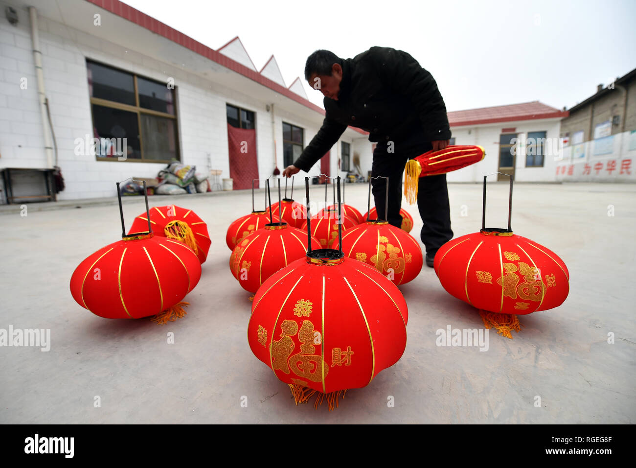 (190129) -- WENXI COUNTY, le 29 janvier 2019 (Xinhua) -- Zheng Guanhu, un résident de la "Maison du bonheur" de lutte contre la pauvreté, l'établissement, prépare des lanternes rouges pour le prochain Festival de Printemps dans Zhangcailing Village de No.296 Township, comté de Wenxi, au nord la province de Shanxi, le 29 janvier 2019. Depuis des générations, les résidents de l'Zhangcailing de justesse un village vivant à la suite de l'isolement géographique, la faiblesse des infrastructures et le manque d'appuyer les industries. Pour aider les villageois à sortir de la pauvreté, le gouvernement a augmenté son soutien financier encourageant l'agriculture et l'élevage adapté à th Banque D'Images