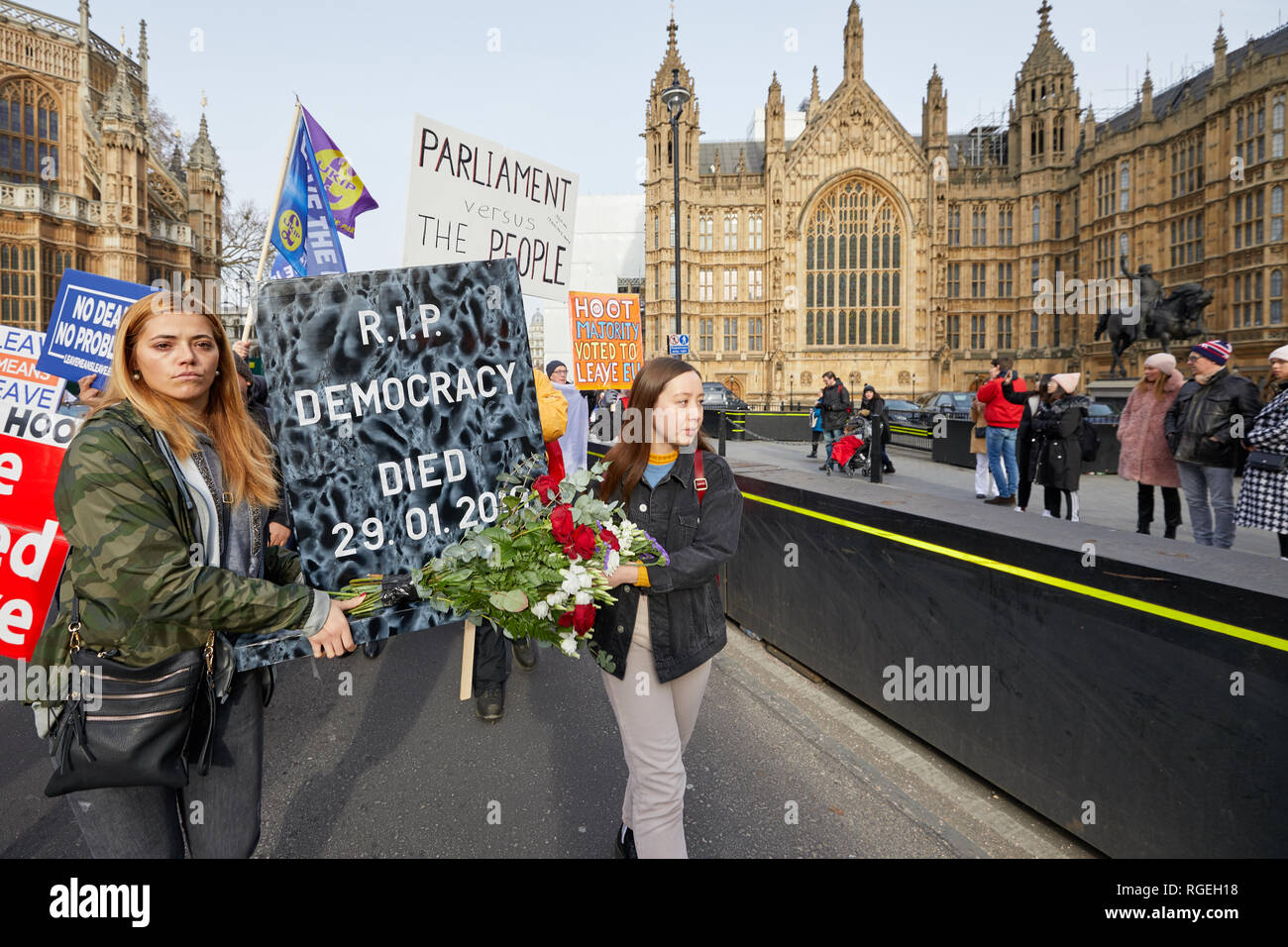 Londres, Royaume-Uni. - Jan 29, 2019 manifestants : organiser une marche funèbre à l'extérieur du Parlement sur un jour pour discussion Brexit à l'intérieur de la Chambre des communes. Crédit : Kevin J. Frost/Alamy Live News Banque D'Images