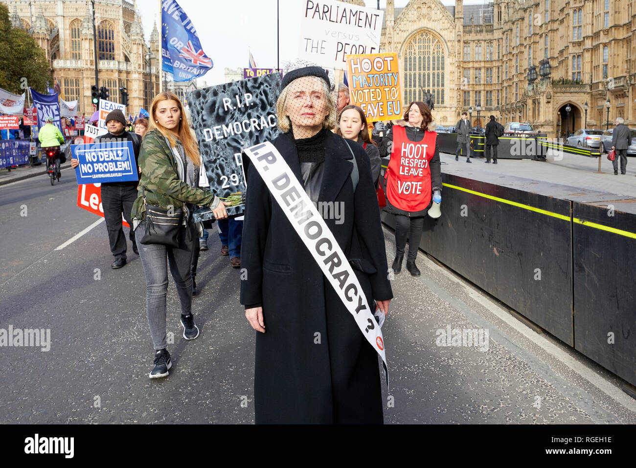 Londres, Royaume-Uni. - Jan 29, 2019 manifestants : organiser une marche funèbre à l'extérieur du Parlement sur un jour pour discussion Brexit à l'intérieur de la Chambre des communes. Crédit : Kevin J. Frost/Alamy Live News Banque D'Images